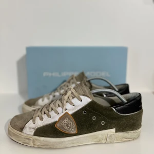 Philippe Model Skor - Säljer nu dessa unika Philippe Model skor som inte säljs längre. Retail 4199kr. Obs modellen ska vara lite sliten. De är i bra skick (använda). Box och kort ingår. Bara att höra av er vid frågor. Mvh Liam!