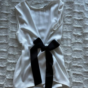 Blus - Super söt blus med knytning vid midjan. Väldigt bra skick💖