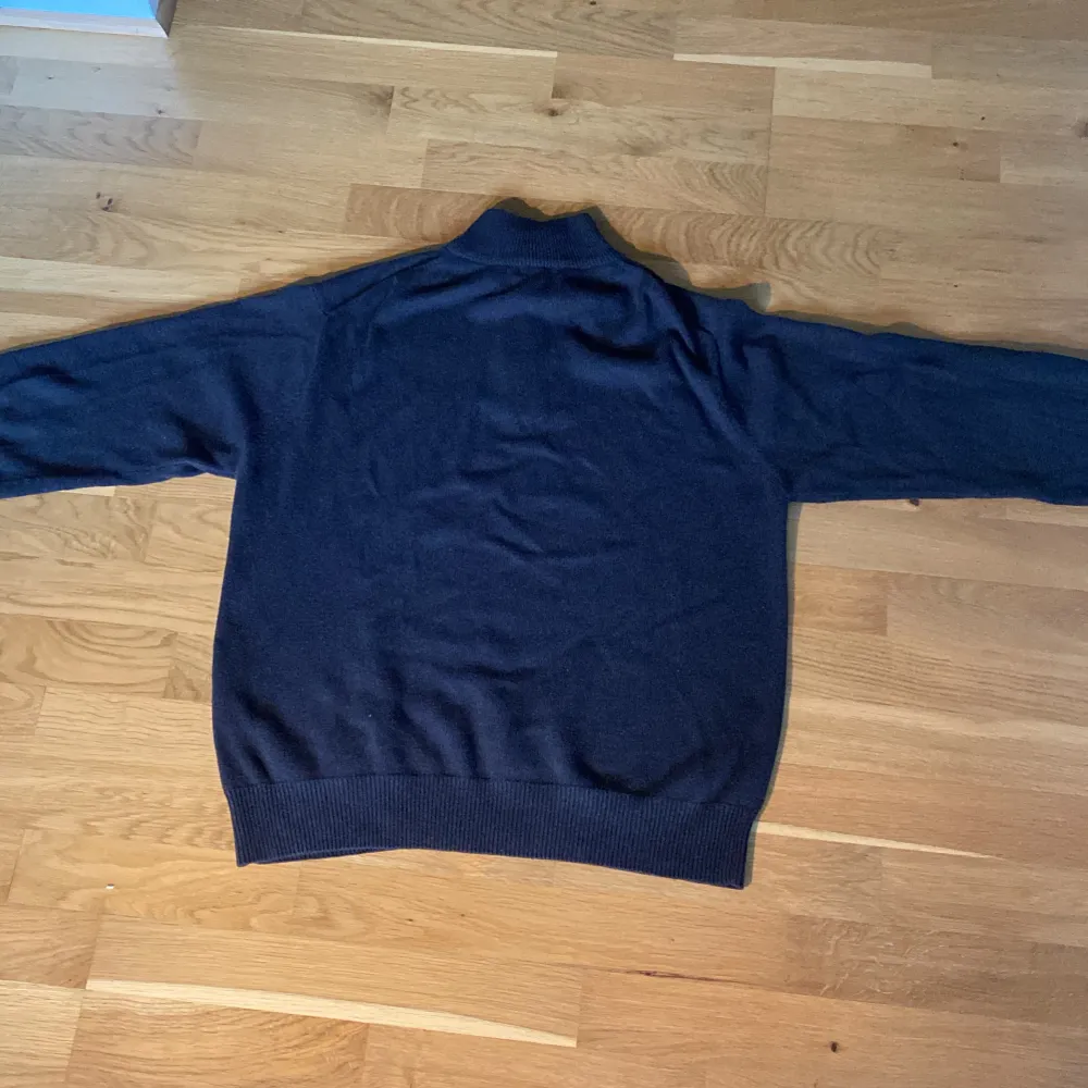 Skick 9/10!  Väldigt fin Gant halfzip i grå färg.  Storlek M (herr). Hoodies.