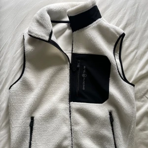 Sailracing Bowman Pile Zip vest - 10/10 skick, använd endast en gång! Super skön vest som är av grym kvalite från sailracing! ☀️  Nypris: 1600kr 
