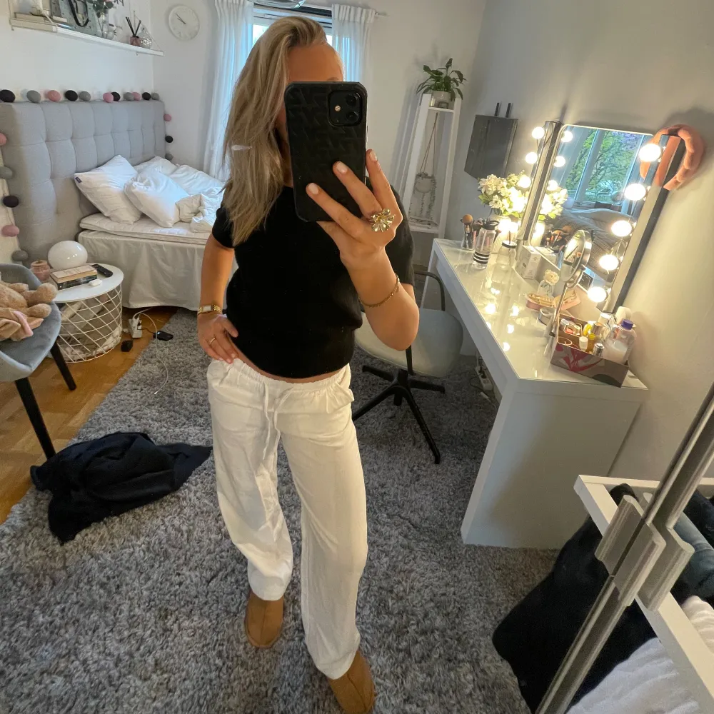Jättefina vita linnebyxor i nyskick 🌸Perfekta till sommaren!! 😆. Jeans & Byxor.