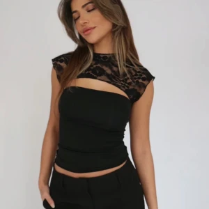 LACE TOP - Venderby’s - Jätte fin spets topp från Venderby’s. Helt oanvänd med prislapp kvar. Har tyvärr inga bilder på mig då den är alldeles för liten. Storlek: XS/S  Priset är inkl frakt 