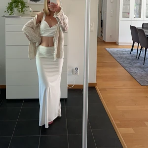 Vit kjol - Säljer denna fina vita/krämvita långkjol perfekt inför sommaren💐☺️ Använd endast en gång!