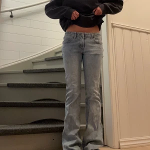 Lågmidjade jeans  - Säljer mina älskade ljusblåa lågmidjade jeans från brandy Melville då dom blivit försmå, som man ser på näst sista bilden har jag klippt av den bakre delen där dom släpade i marken, jag är 165 för referens och dom är fortfarande väldigt långa på mig