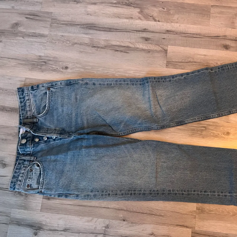 Säljer dessa jeans ifrån Zara, de används aldrig och är i fint skick💕De är Low/mid waisted och straight i benen💕(nypriset är 499kr)💕. Jeans & Byxor.