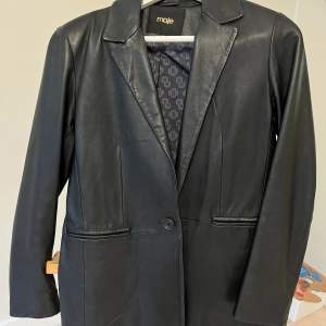 Blazer style leather jacket -Maje 100% lamb leather Size FR 36 Used very little, great conditions. Original price 4200 sek