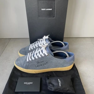 Saint Laurent skor - Intressekoll, skicket är precis som på bilden. Perfekta skor inför sommaren, endast skorna följer med. Nypris 7233kr 