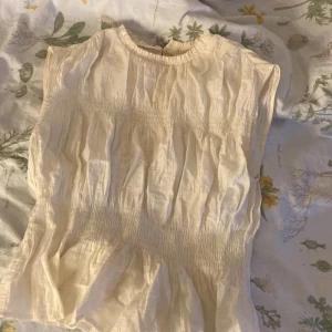 Vit blus  - Kortärmad vit blus från hm, ej andvänd