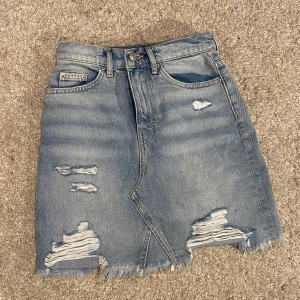 jeanskjol - ljusblå jeanskjol från H&M i strl 32 som blivit för liten för mig därför säljer jag. Knappt använd och perfekt till sommaren❤️