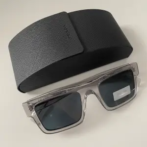Hej🔹Helt nya solglasögon ifrån Prada. Modellen heter OPR 19WS. Skick: 10/10 (box, fodral & certifikat medkommer).