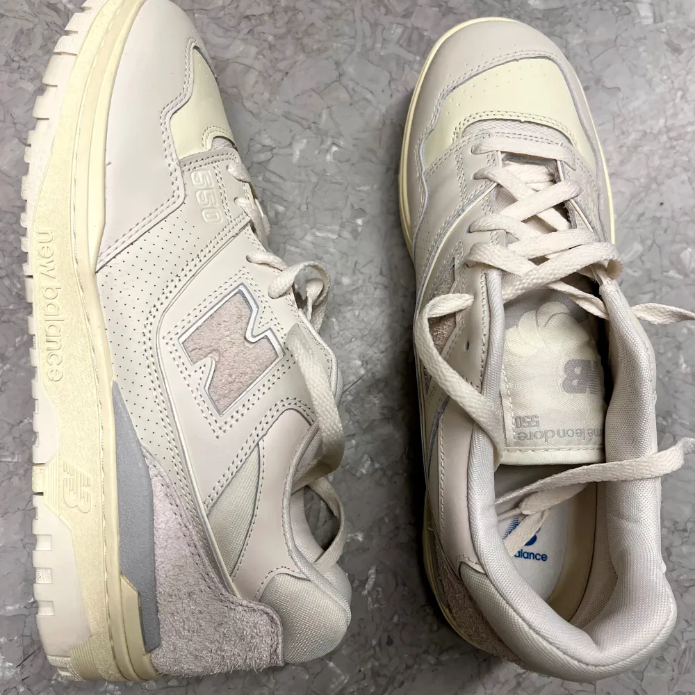 Säljer dessa exklusiva sneakers från New Balance och Aimé Leon Dore. Skorna är i nyskick och är endast använda en gång. Säljes då skorna är för stora för mig. Originalkartong och extra skosnören i beige och grå medföljer.. Kengät.