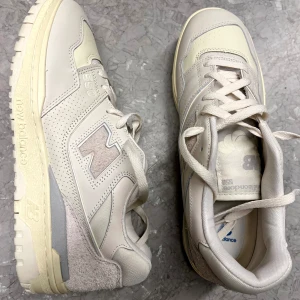 New Balance 550 x Aimé Leon Dore ”White Leather” - Säljer dessa exklusiva sneakers från New Balance och Aimé Leon Dore. Skorna är i nyskick och är endast använda en gång. Säljes då skorna är för stora för mig. Originalkartong och extra skosnören i beige och grå medföljer.