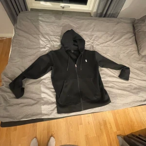Polo ralph lauren hoodie - Polo hoodie i riktigt bra skick, hör av er om minsta frågetecken