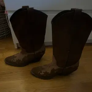 Så coola bruna cowboy boots! Köpta i Spanien så vet inte märke, men använda bara två gånger så jätte bra skick 🩷