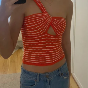 Röd/orange topp❤️ - Nyskick, strl S men passar XS också då den är insydd🤍 (första är lånad bild)jättefin men kommer inte till användning🥲 lägg gärna prisförslag❤️ slutsåld på zara hemsidan