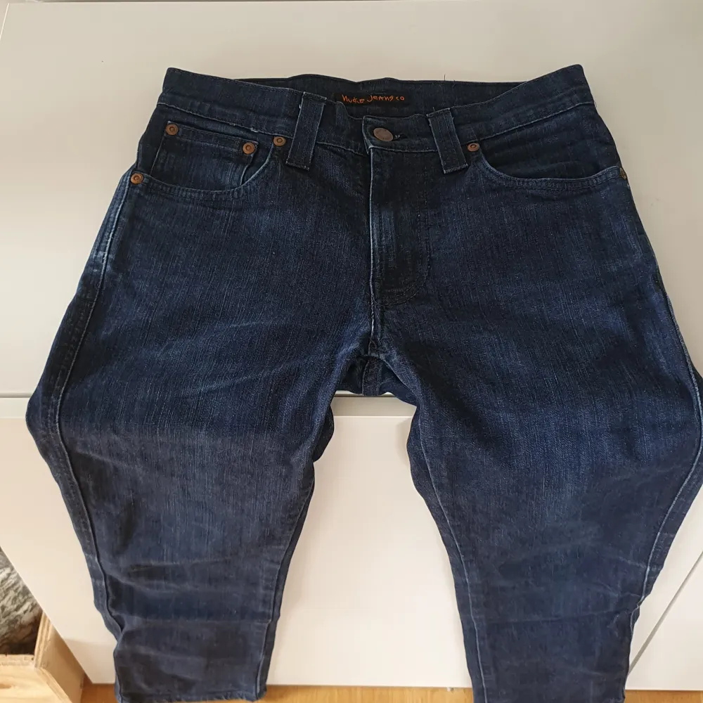 Nudie jeans, skick enligt bild - ej särskilt mycket använda.  Ngt små i storleken, srår w29 men jag skulle säga w28. Jeans & Byxor.