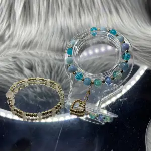 Två handgjorda armband på 16cm, både glas/akryl och pärlor/kristaller. Vid frågor kontakta mig annars ”köp nu”, skickas inom 24h ✨💕