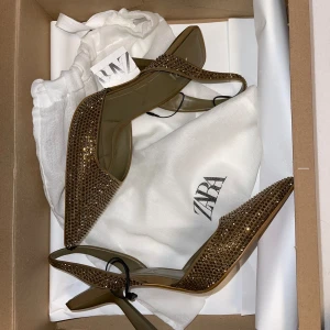 Zara klackar - Säljer dessa super söta zara klackar. Aldrig använda endast provade 🩷 söta till bal och annat. Nypris 699kr. Dm vid frågor 🩷