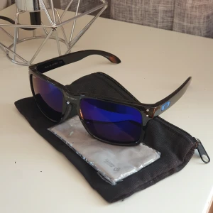 Oakley solglasögon  - Bra skick en del repor (syns i bild), fodral och trasa inkluderade