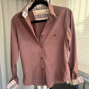 Burberry skjorta - En väldigt fin burberry skjorta i nyskick! Storlek M på lappen men sitter som en S! Fraktar samma dag!! Priset kan diskuteras!