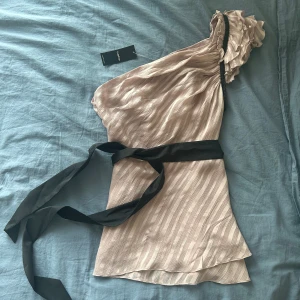 Helt ny vintage Bebe tröja! - Fortfarande med taggen en vintage Bebe söt topp! Perfekt för sommaren och fester! Färgen är lite mer rosa i verkligheten än på bilderna! Storlek M och dragkedja på sidan! Skickar inga bilder på hur den ser ut på för att den passar inte mig! 💗