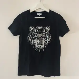 Klassisk svart Kenzo T-shirt 🖤Nypris: 1499 kr, Mitt pris: 299 kr 