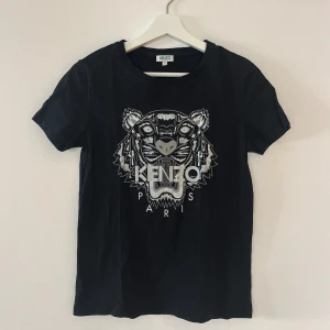 T-shirt från Kenzo  - Klassisk svart Kenzo T-shirt 🖤Nypris: 1499 kr, Mitt pris: 299 kr 