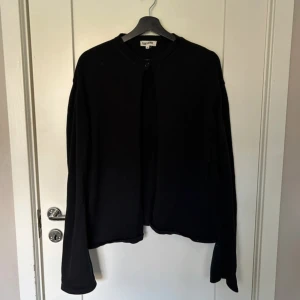 Kofta - Kofta från Djerf Avenue. Köpt för 1500kr och är i fint skick. Ligger även uppe på min Vinted. Därav prisförslag. 