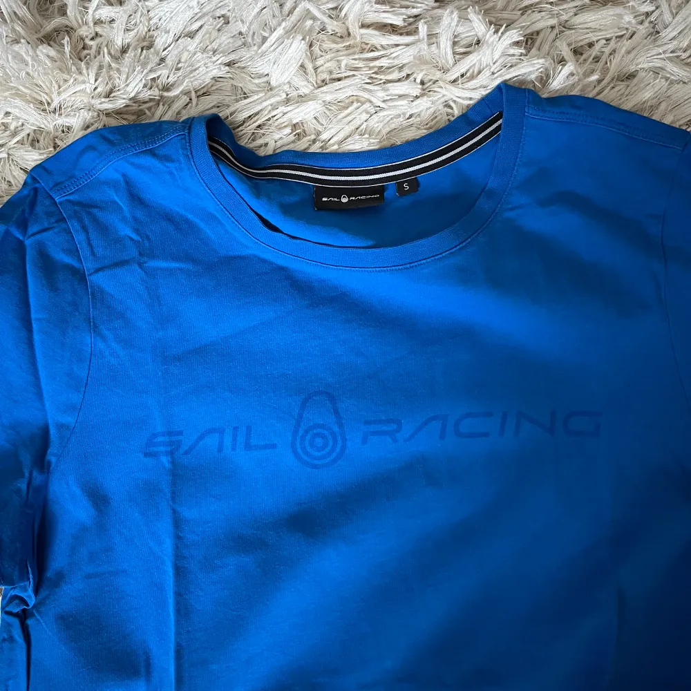 Sail Racing t-shirt i storleken S med färgen marin blå. Bra skick utan tecken på användning. Passar storleken S. T-shirts.