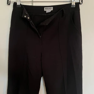 Svarta kostymbyxor  - Ett par svarta kostymbyxor från Madlady. I modellen SHORT i stl 36. 