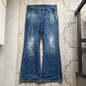 Vintage Bootcut Byxor - I bra skick men ingen storlekslapp  Mått Midjans bredd: 42 cm Längd: 107 cm  Skriv ifall du har några fler frågor!