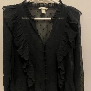Utsåld blus från H&M - ❤️‍🔥Säljer denna utsålda svarta blus från H&M i storlek 38 men skulle säga passar folk med 36 även❤️‍🔥