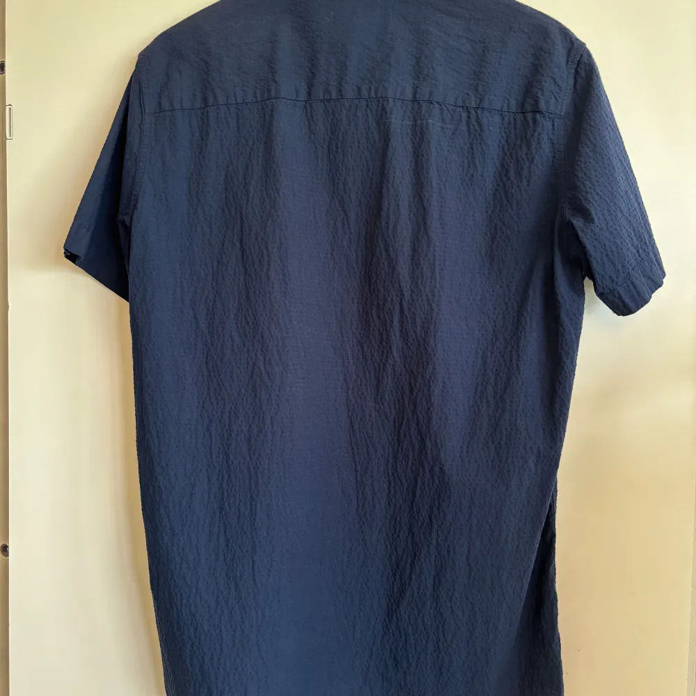 En snygg marinblå skjorta från selected homme, har bara använts under några få tillfällen, väldigt fint skick. Skjortor.