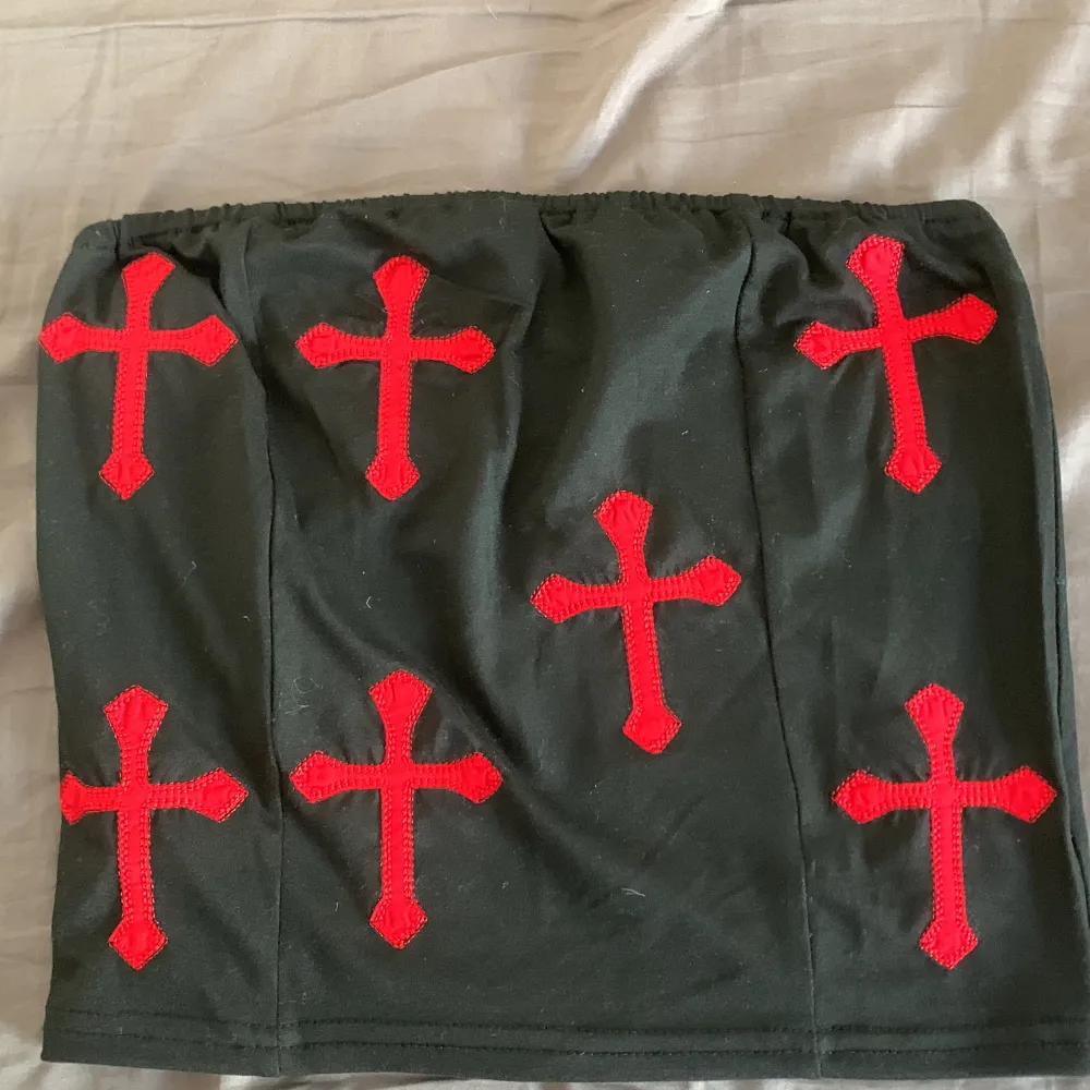 Jättegulligt svart linne med röda kors. Köpt för några månader sedan från Romwe men har aldrig kommit till användning. Helt nyskick. Storlek XS💕. Toppar.