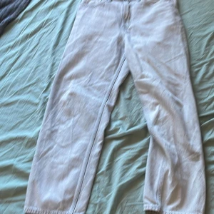 jeans loose fit - storlek 30/32  nästan aldrig använda, skick 8/10 från hm