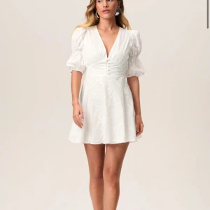 Klänning - Säljer denna super härliga klänningen, perfekt till studenten!💕💕 Helt oanvänd med prislapp kvar. Helt slutsåld på hemsidan !!