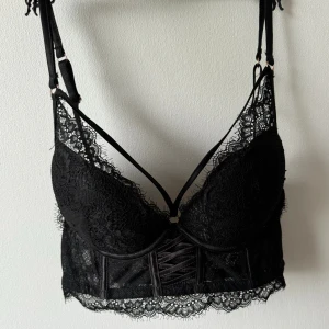 Bralette topp med spets och snöre - Aldrig använd då den är för liten för mig. Superfin bralette topp storlek S / B kupa. 
