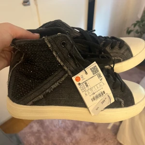 zara skor - Säljer dessa helt nya zaras sneakers som ej passade mig, helt nya och perfekt till våren!🩷