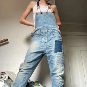 Jeans hängselbyxor - Jätte coola jeans overaller från märket G-Star RAW. Köpt för 1 999kr från G-Star RAW hemsida. Massa fina detaljer och justerbara band. Äkta läder som håller ihop banden. Endast testade, Nyttskick!🌸