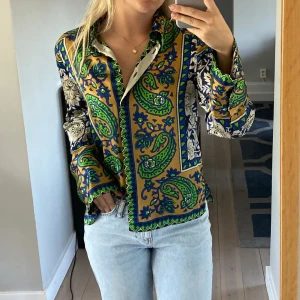 Blus från Zara - Snygg färgglad blus från Zara. Storlek XS