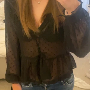 svart blus  - SKIT SNYGG och unik blus från zara!!(köpt second hand) 😍😍🙌🏼🙌🏼🙌🏼