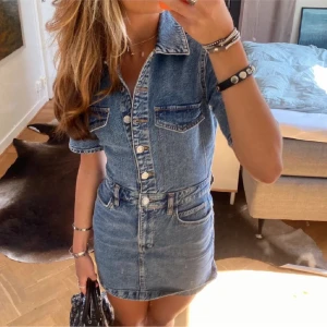 Mango jeans klänning  - Nyskick! Inga defekter alltså! Skriv om du funderar över något!!