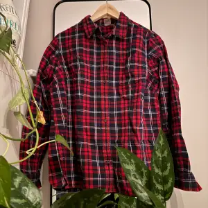 En snygg röd randig skjorta me snyggt mönster. Köpt secondhand men är fortfarande i mycket bra skick! Hör av er vid intresse eller frågor🫶🏻😁