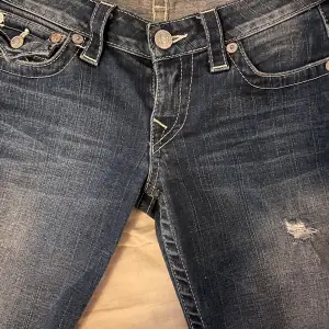 Säljer dessa true religon jeans då dom är för små för mig, köpte dem av en annan tjej på Plick. Så har aldrig använt dem. 