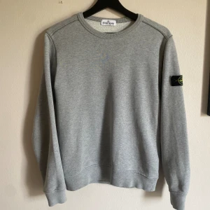 Stone island tröja  - Säljer en grå Stone island tröja u storlek 12 år. Är i superbra skick  Köpt på NK i Göteborg Säljes i befintligt skick  Nypris 1599kr Mitt pris 399kr Kan gå ner i pris vid snabb affär