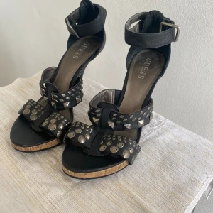 Guess högklackat - Högklackat  stl 37 i fint skick  skick 