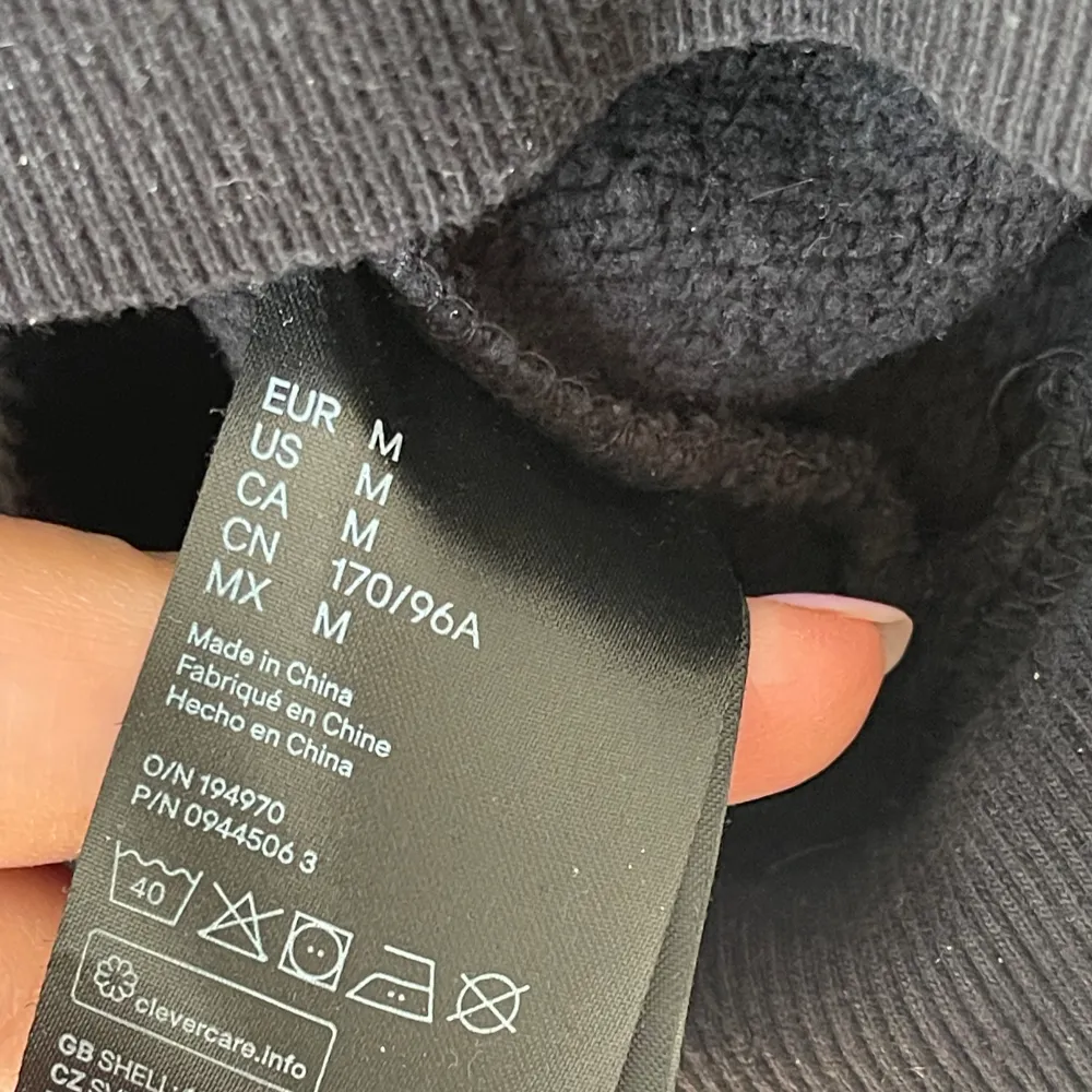 En vanlig svart hoodie från H&M som inte kommer till användning så som ny. . Hoodies.