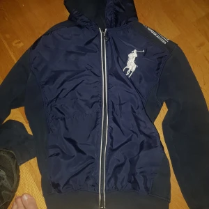 Ralph lauren vår/höst jacka - Är i bra skick. Har några år på nacken men den är fräsch. Strlk XL.