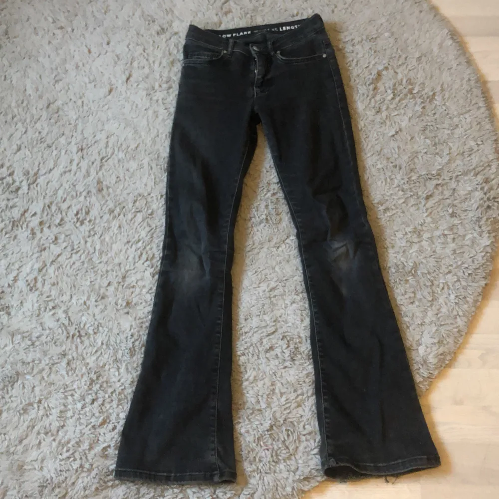 Snygga jeans från bikbok i storleken Xs/31. Midjemått rakt över: 30cm innerbenslängd: 73cm. Jeansen är använda och defekter kan förekomma, (se bild 4). Köpta för 699 och säljer för endast 299. . Jeans & Byxor.