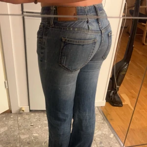 Jeans - Jeans i mycket bra skick som börjar bli försmå för mig, pris kan diskuteras, går hela vägen ner på mig som är  172! Även insydda i midjan så de sitter superfint